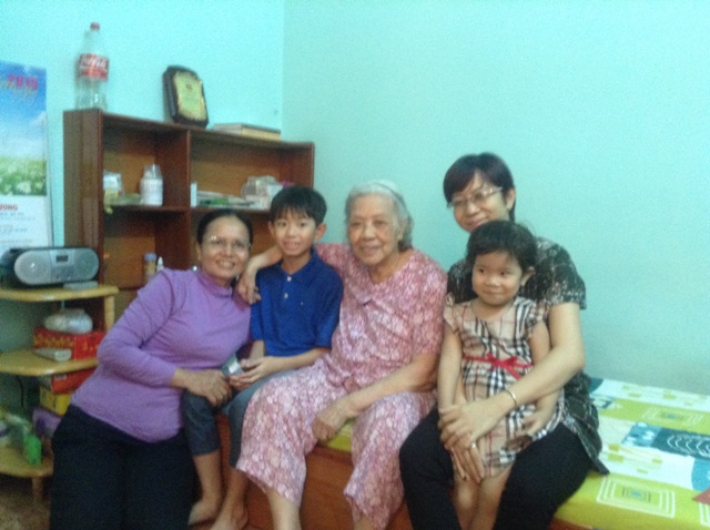 Từ trái qua: Bà Nội, Củ Cải, Bà Cố, Mẹ Mai, Bé Dâu